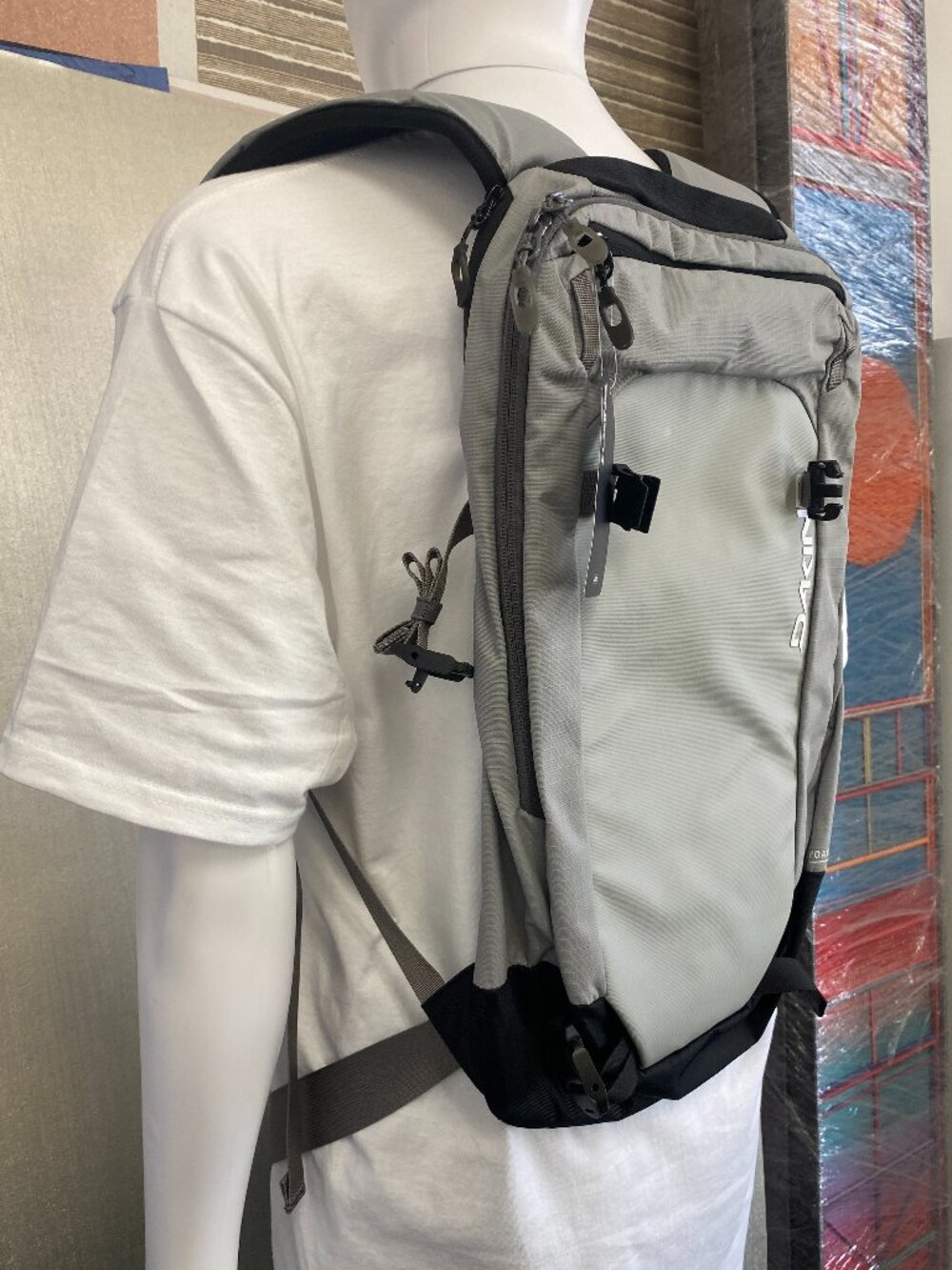 DAKINE POACHER BACKPACK 14L GRIFFIN - Picture 2 of 8